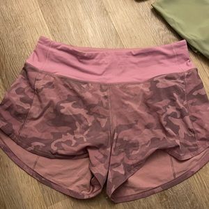 Pink camo speed up mid rise lined 4” shorts